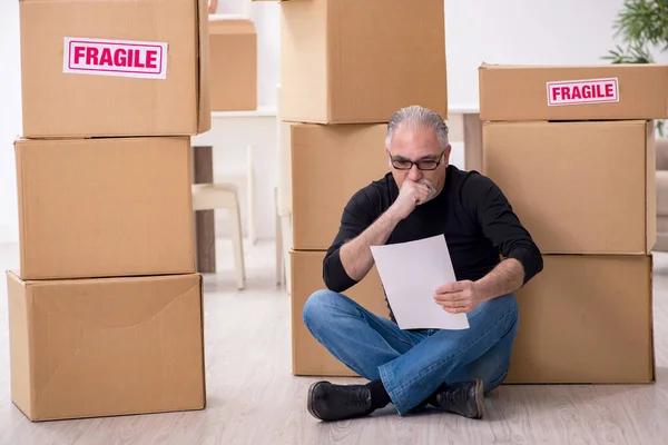 Old male professional mover doing home relocation — Stock Photo, Image