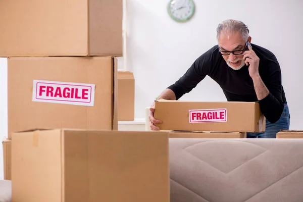 Oude mannelijke professionele verhuizer doet home relocation — Stockfoto