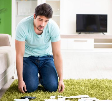 Genç adam kişisel finans ve faturalarla boğuşuyor.