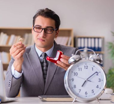 Evlilik teklifi yapan bir adamın romantik konsepti.