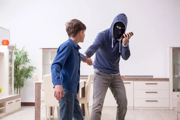 Концепція викрадення дитини з молодим хлопчиком — стокове фото