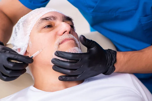 Old man visiting male doctor for plastic surgery — Stock Photo, Image
