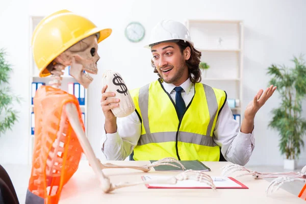 Engraçado reunião de negócios de construção com chefe e esqueletos — Fotografia de Stock