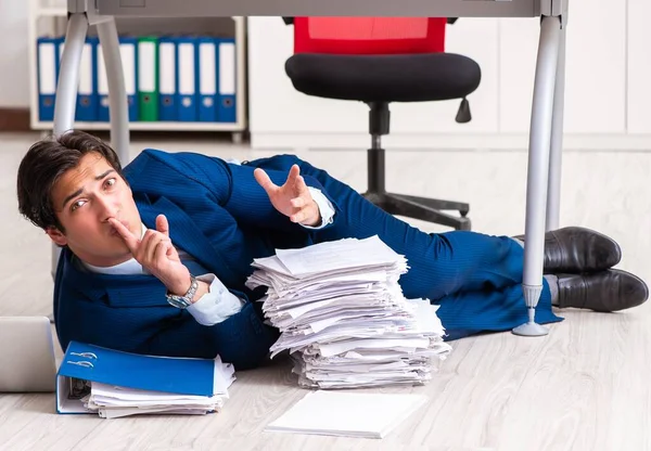 Fatigué homme d'affaires épuisé faisant des heures supplémentaires au bureau — Photo