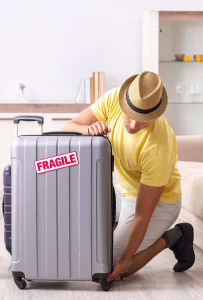 Hombre de vacaciones con maletas frágiles — Foto de Stock