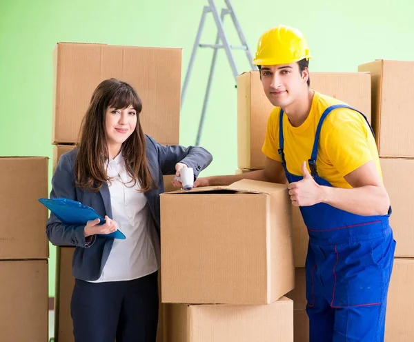 女老板和男承包商负责运送箱子 — 图库照片