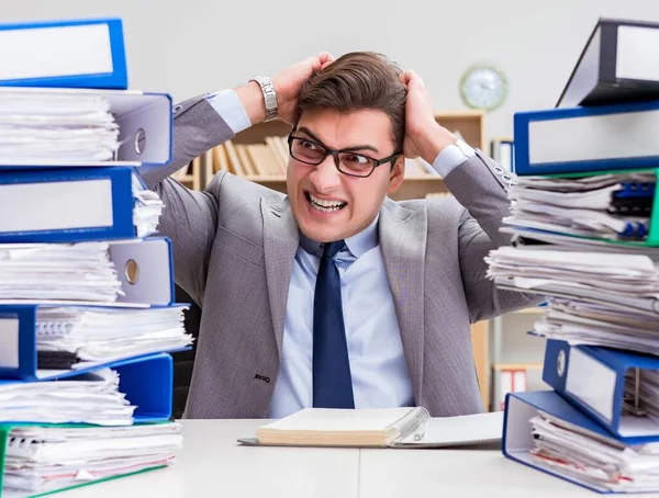 Empresario ocupado bajo estrés debido al trabajo excesivo — Foto de Stock