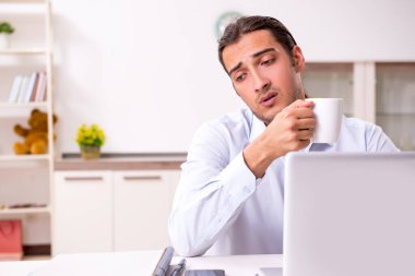 Genç erkek işadamı evde çalışıyor.