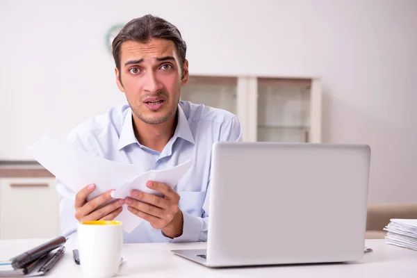 Junger männlicher Geschäftsmann arbeitet zu Hause — Stockfoto