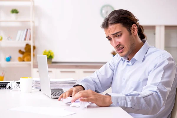 Junger männlicher Geschäftsmann arbeitet zu Hause — Stockfoto