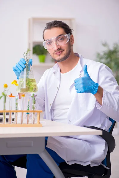 Молодой химик, работающий в лаборатории — стоковое фото