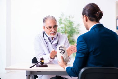 Adliyedeki erkek doktor avukatla toplantıda.