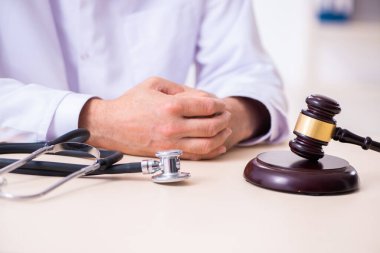 Adliyedeki erkek doktor avukatla toplantıda.