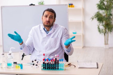 Laboratuvarda çalışan genç bir kimyager.