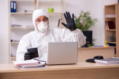 Kendini karantinada tutan bir ofis çalışanı.