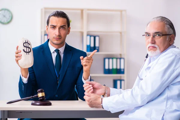 Médico varón en reunión de juzgado con abogado — Foto de Stock