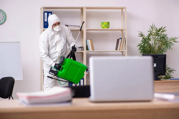 Oficina de desinfección de contratistas para coronavirus COVID-19 — Foto de Stock