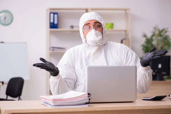 Office worker working in quarantine self-isolation — Stock Photo, Image
