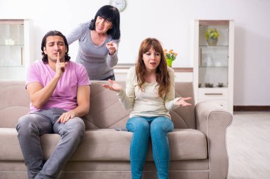 Aile sorunları konseptinde genç aile ve kayınvalide