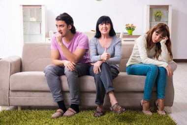 Aile sorunları konseptinde genç aile ve kayınvalide
