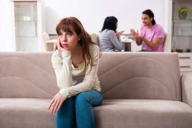 Aile sorunları konseptinde genç aile ve kayınvalide