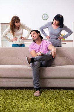 Aile sorunları konseptinde genç aile ve kayınvalide