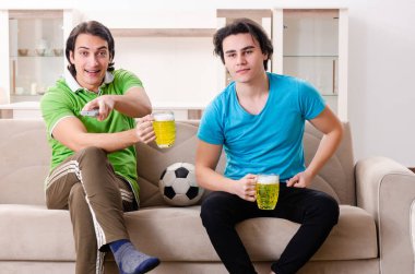 evde futbol izlerken arkadaşlar