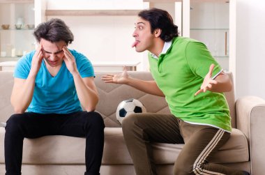 evde futbol izlerken arkadaşlar