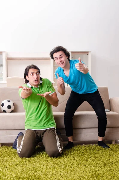 Friends watching football at home — Stock Photo, Image