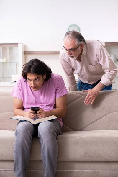 Joven estudiante y su padre —  Fotos de Stock