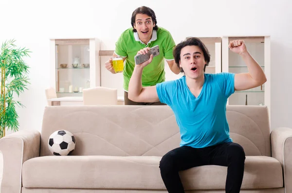 Amigos viendo fútbol en casa —  Fotos de Stock