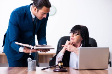 Genç stajyer yargıçtan tavsiye istiyor.