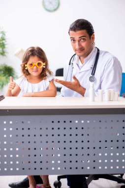 Küçük bir kızla genç bir doktor çocuk doktoru.