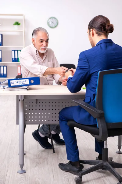 Consulente finanziario che dà consigli pensionistici al vecchio — Foto Stock