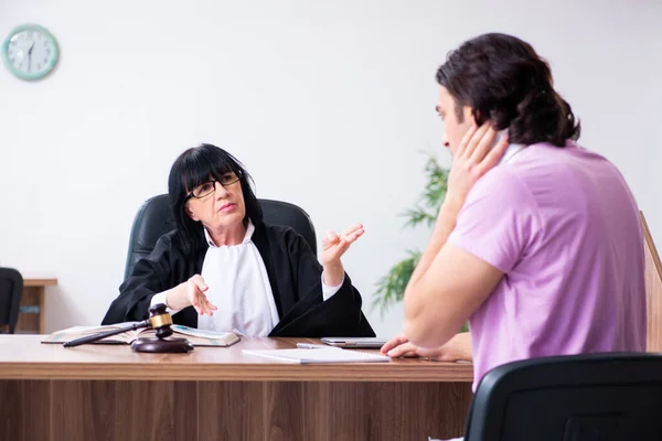 Disabled man consulting judge for damages litigation — Stock Photo, Image