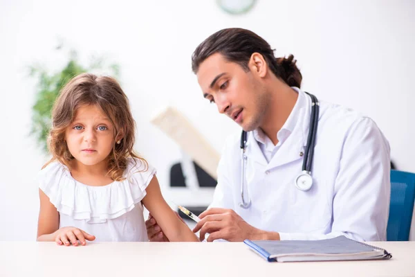 Ung läkare barnläkare med liten flicka — Stockfoto