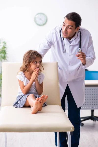 Jovem médico pediatra com menina pequena — Fotografia de Stock