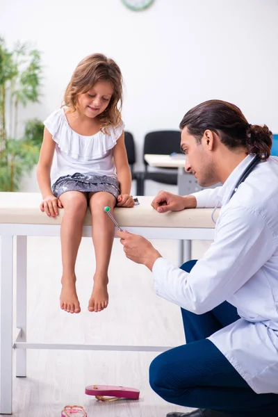 Jovem médico pediatra com menina pequena — Fotografia de Stock