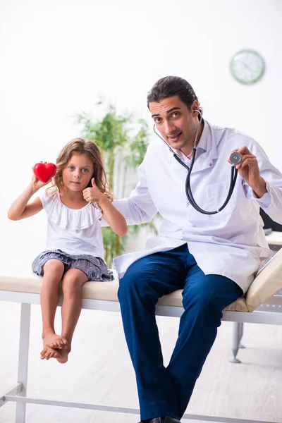 Giovane medico pediatra con bambina — Foto Stock