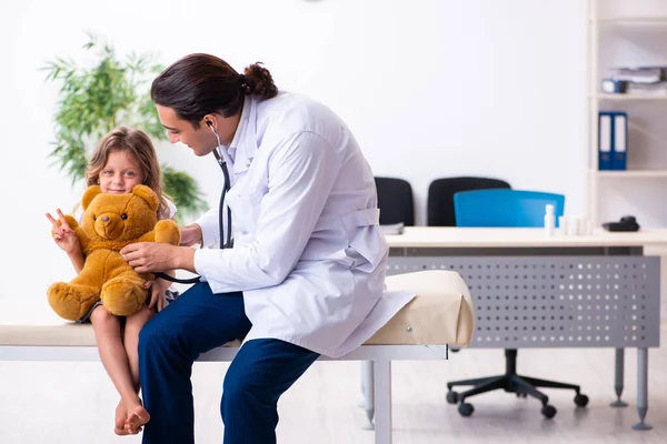 Jovem médico pediatra com menina pequena — Fotografia de Stock