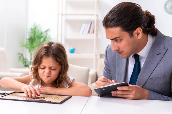 Psicologo infantile che frequenta una bambina — Foto Stock