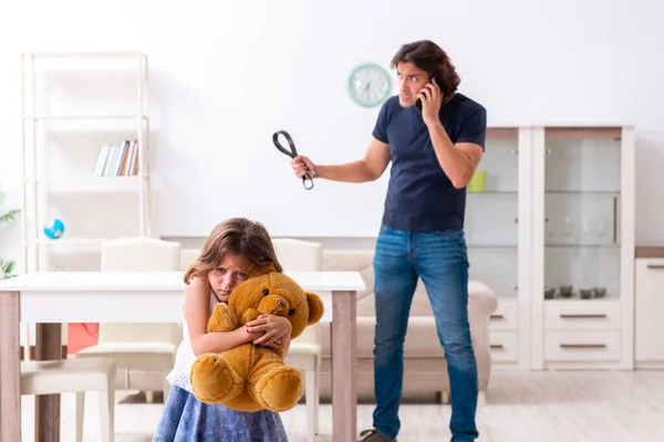 Angry father punishing his daughter — Stock Photo, Image