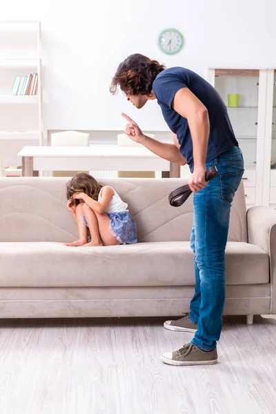 Padre arrabbiato che punisce sua figlia — Foto Stock