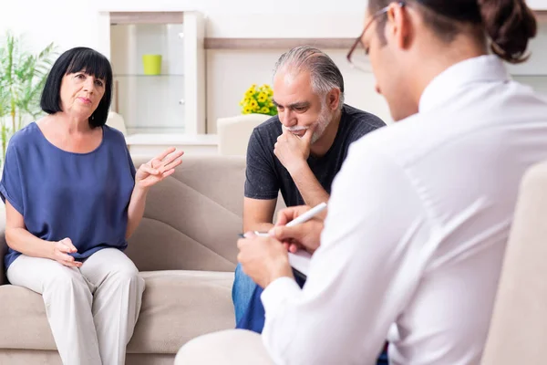 Old couple visiting psychiatrist doctor — Stock Photo, Image