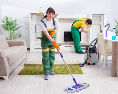 Evde çalışan profesyonel müteahhitleri temizliyorum.