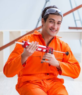 Müteahhit ahşap döşemede çalışıyor.