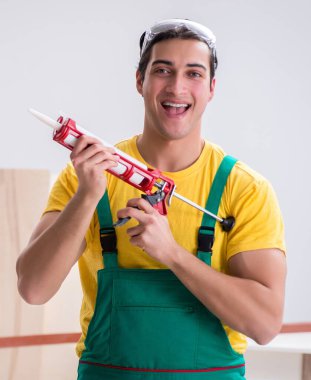 İnşaat işçisi inşaat alanında çalışıyor.