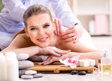 Salondaki spa prosedürü sırasında genç bir kadın.