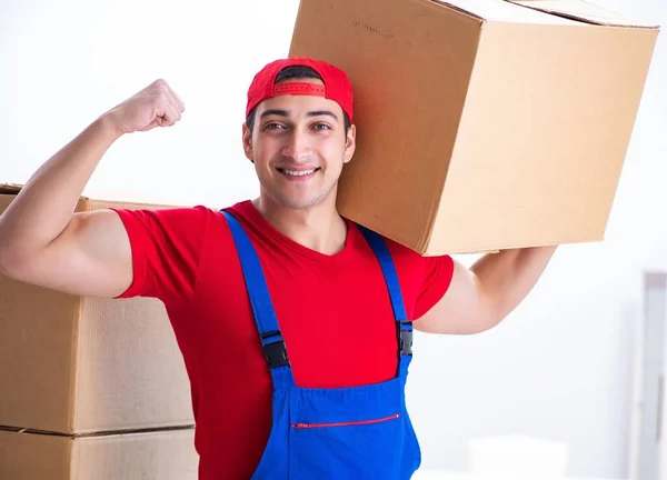 Работник подрядчика перевозит коробки во время рабочего переезда — стоковое фото