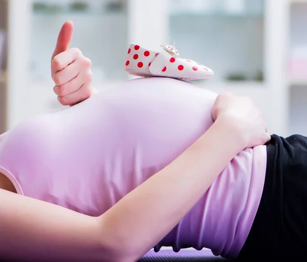 Femeia gravidă care se antrenează în anticiparea nașterii copilului — Fotografie, imagine de stoc